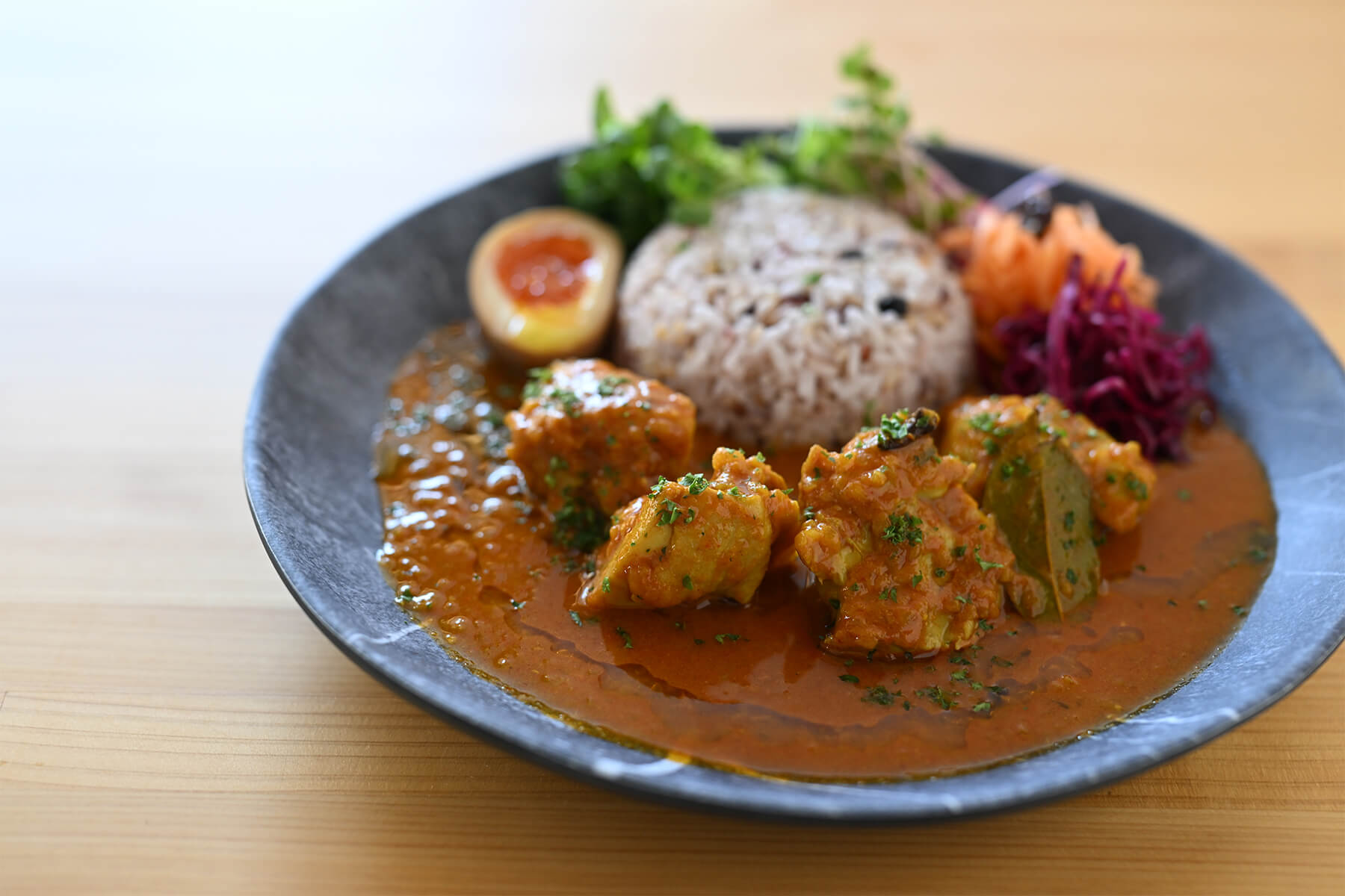 雑穀米と味付け玉子、彩り野菜を添えたチキンカレープレート