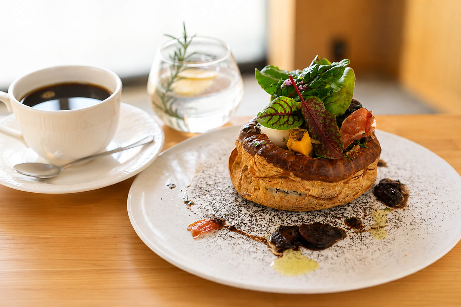 サラダをのせたパイ料理のプレートとコーヒーのランチセット