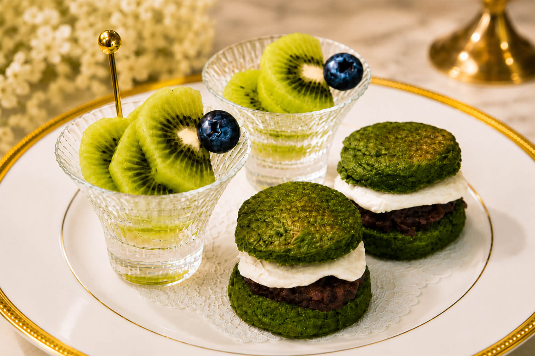 シフォンケーキと紅茶のスコーンを盛り合わせたプレート