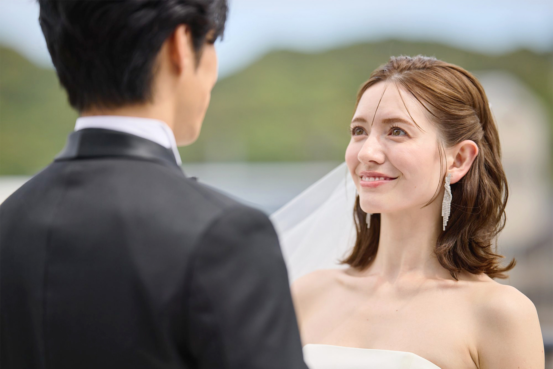 見つめ合う洋装の新郎新婦のクローズアップ