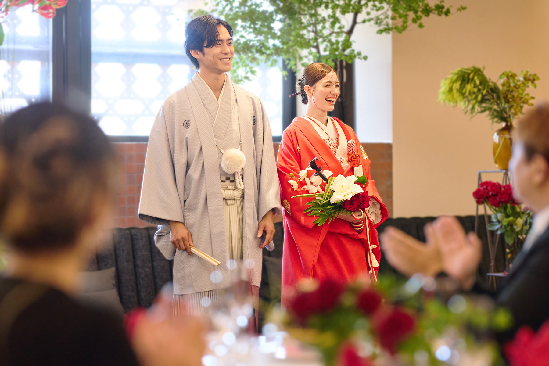 和装で入場しゲストの祝福を受ける新郎新婦
