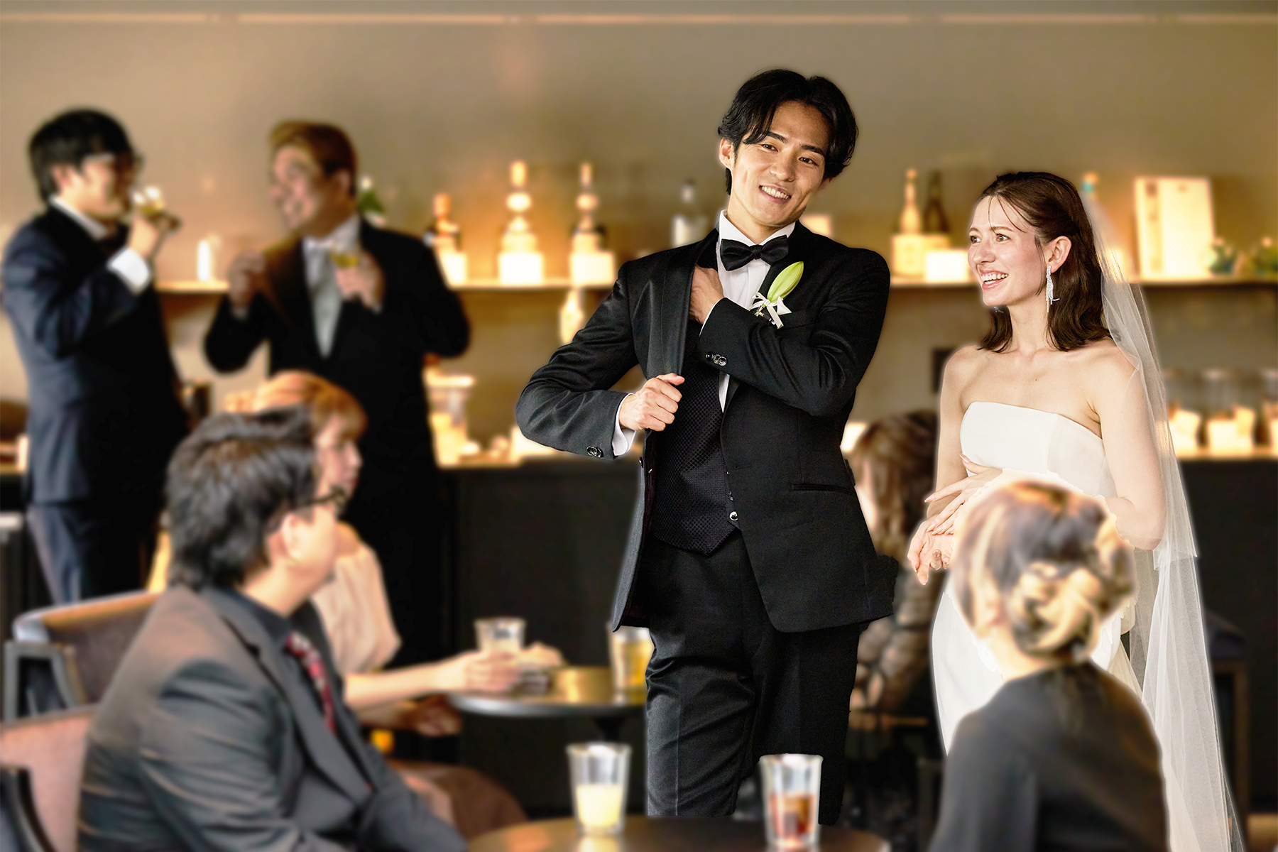 バーカウンターで歓談する新郎新婦とゲストたち