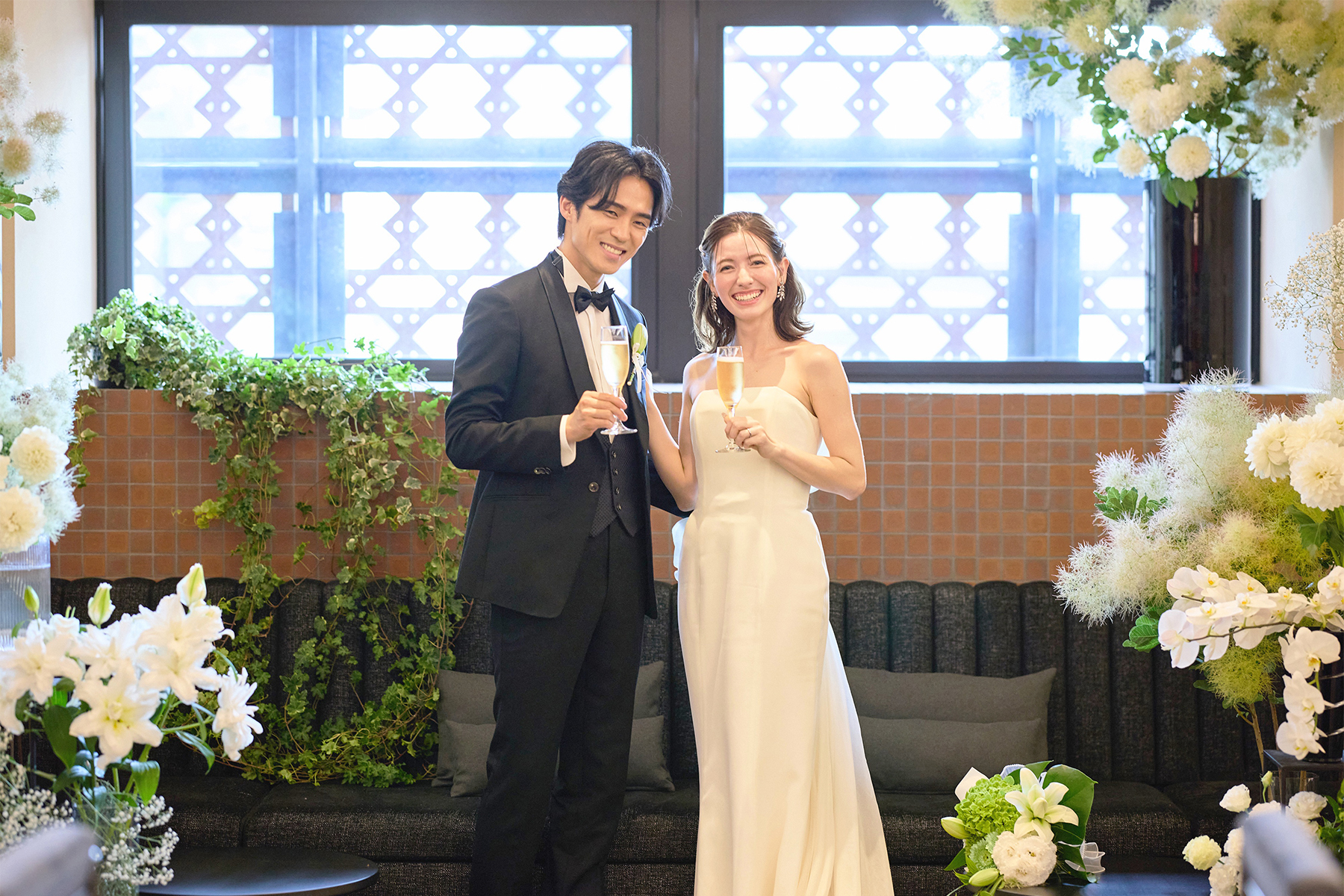 洋装の新郎新婦