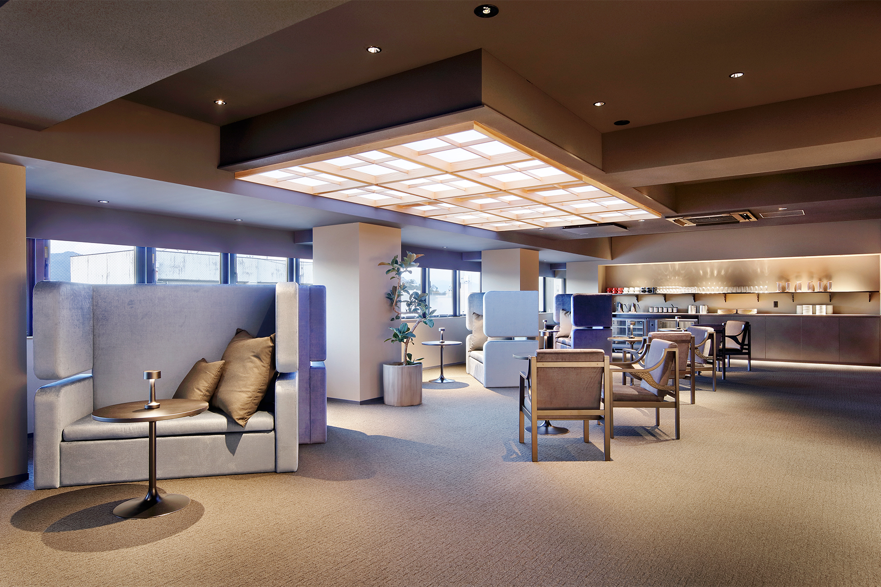 ゆったりとしたソファ席が並ぶBar Loungeの空間