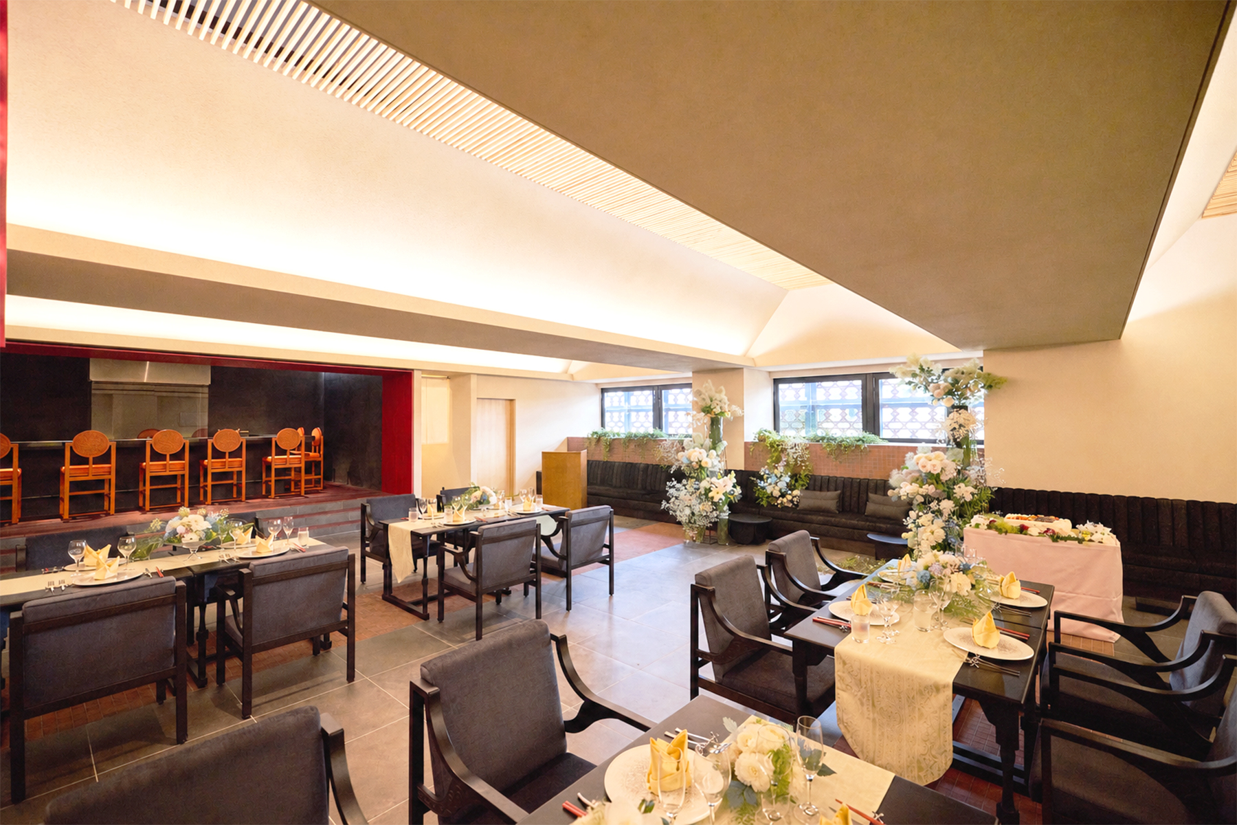 装花で彩られたRestaurant Marginalのパーティー会場